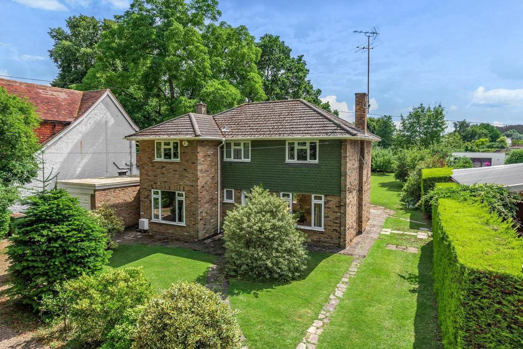 Stoke Road, Cobham, KT11 4 bed detached house £1,075,000