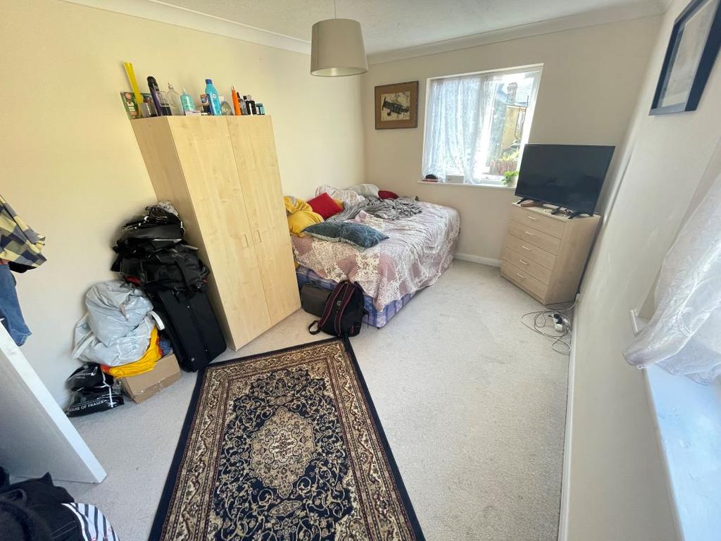 Flat 3, 21 Kidderminster Road... Studio £100,000