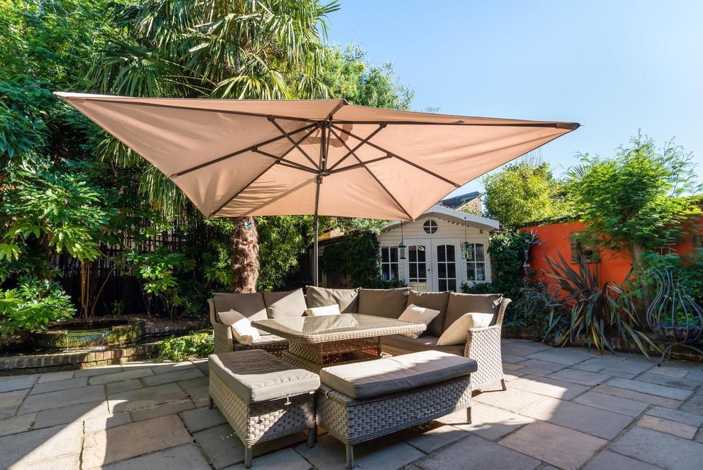 Kings Road, Teddington, TW11 3 bed detached house £1,325,000