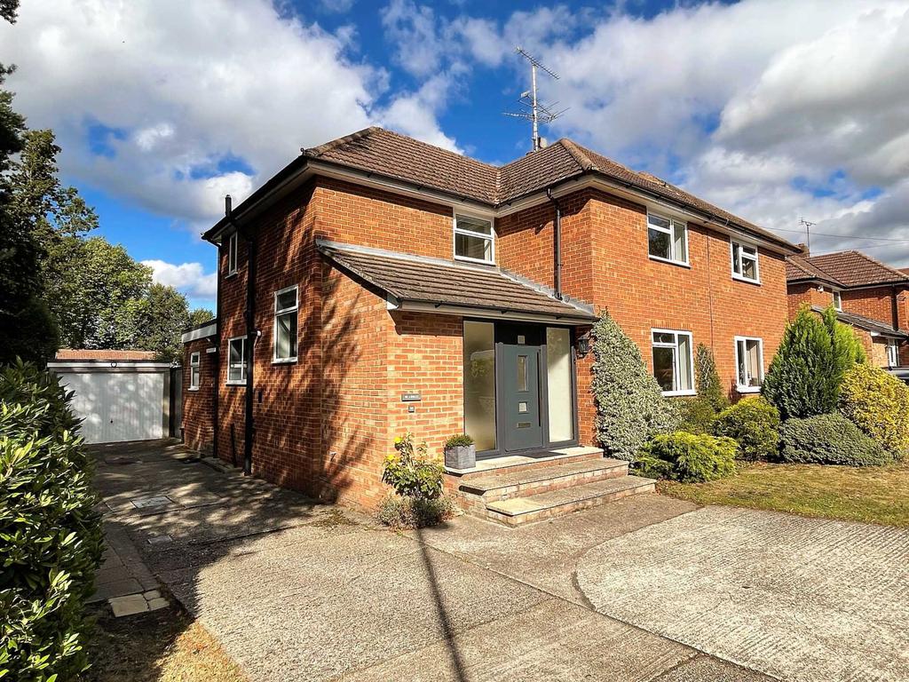 Aldershot Road, Fleet 3 bed semidetached house £1,750 pcm (£404 pw)