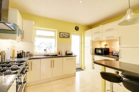 46 Leaves Green Road, Keston, BR2 6DQ