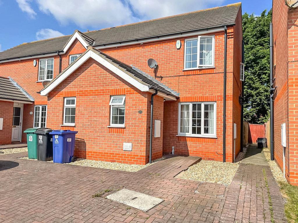 Finchley Court, Grimsby, N.E Lincs, DN31 2 bed end of terrace house £