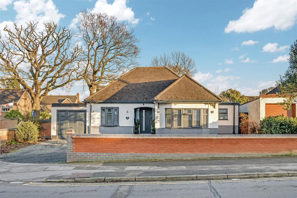 Shipwrights Drive, Benfleet, SS7 4 bed detached bungalow £650,000