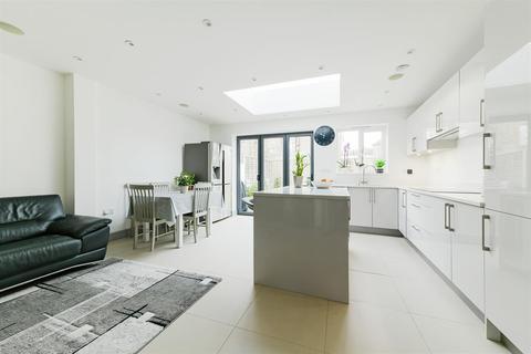 2 Beverley Gardens, Worcester Park, KT4 8AG