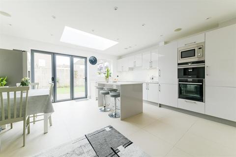2 Beverley Gardens, Worcester Park, KT4 8AG