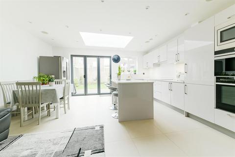 2 Beverley Gardens, Worcester Park, KT4 8AG