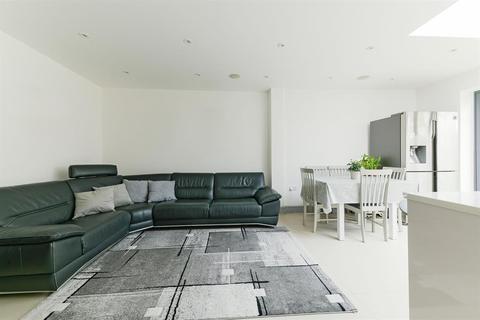 2 Beverley Gardens, Worcester Park, KT4 8AG