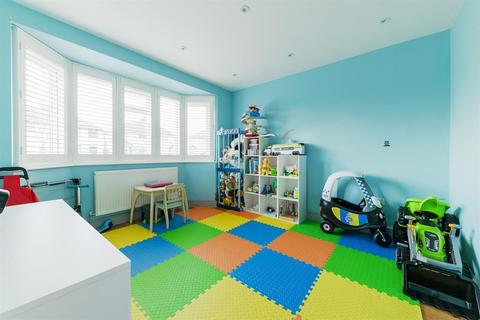 2 Beverley Gardens, Worcester Park, KT4 8AG