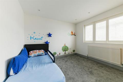 2 Beverley Gardens, Worcester Park, KT4 8AG