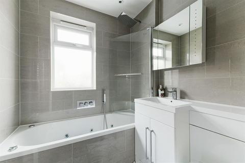 2 Beverley Gardens, Worcester Park, KT4 8AG