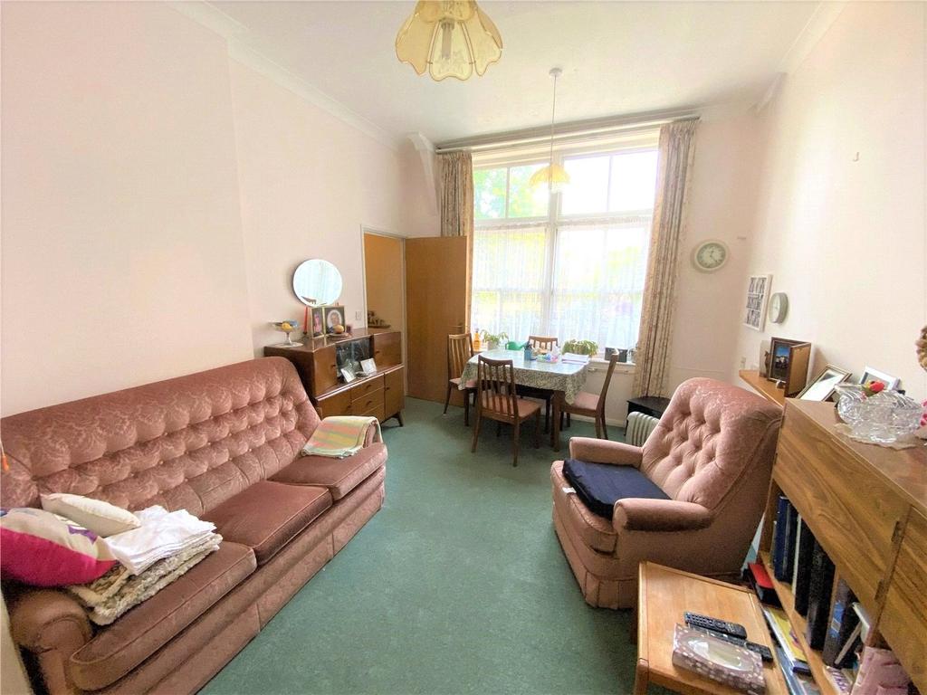 Hertswood Court, Hillside Gardens, EN5 1 bed £