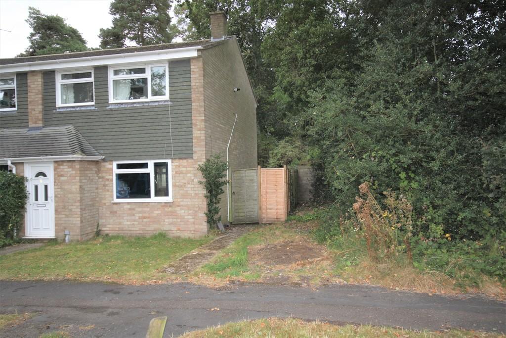 Wellington Crescent, Baughurst, Tadley 2 bed end of terrace house £