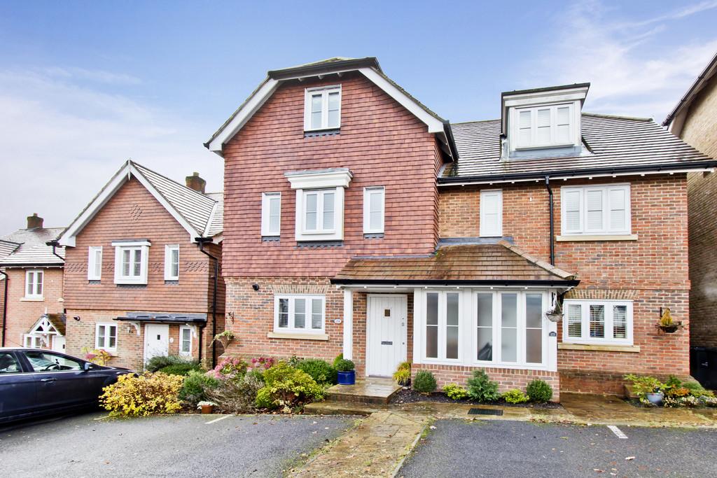 Watson Way, Crowborough 4 bed semidetached house £1,350 pcm (£312 pw)