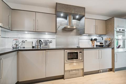 3 bedroom flat for sale, Drake House, St. George Wharf, London