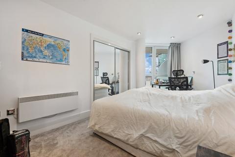 3 bedroom flat for sale, Drake House, St. George Wharf, London