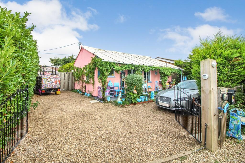 Bush Estate, Ecclesonsea, Norwich 2 bed detached bungalow £200,000