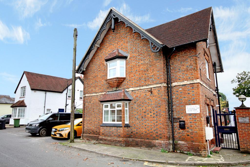 GREAT BOOKHAM, KT23 2 bed semidetached house £1,395 pcm (£322 pw)