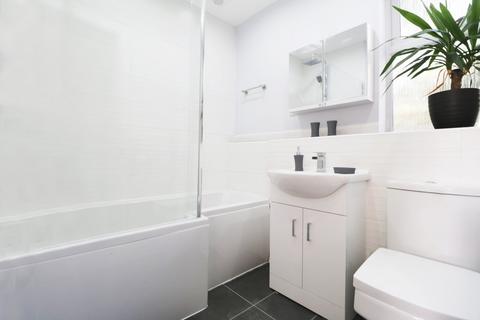 1 bedroom flat to rent, High Street , Colliers Wood, London, SW19