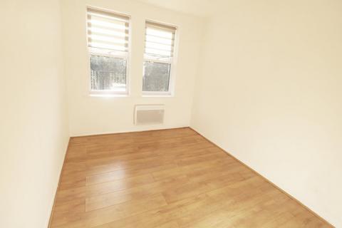 1 bedroom flat to rent, High Street , Colliers Wood, London, SW19