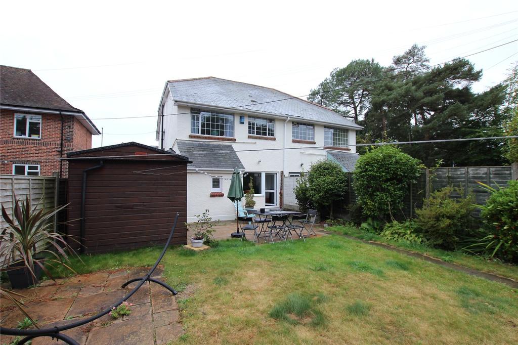 Wimborne Road East, Ferndown, BH22 2 bed semidetached house £1,100