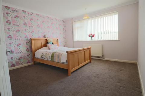 21 Conrad Close, Lowestoft, NR33 8QA