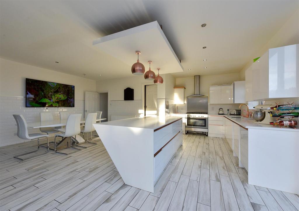 Maple Road, Halesowen 5 bed end of terrace house £325,000