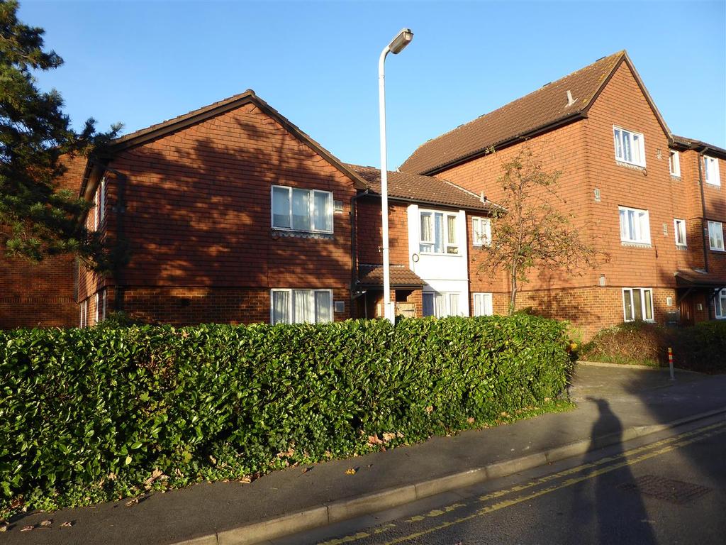 Brendon Close, Harlington, Hayes Studio £750 pcm (£173 pw)