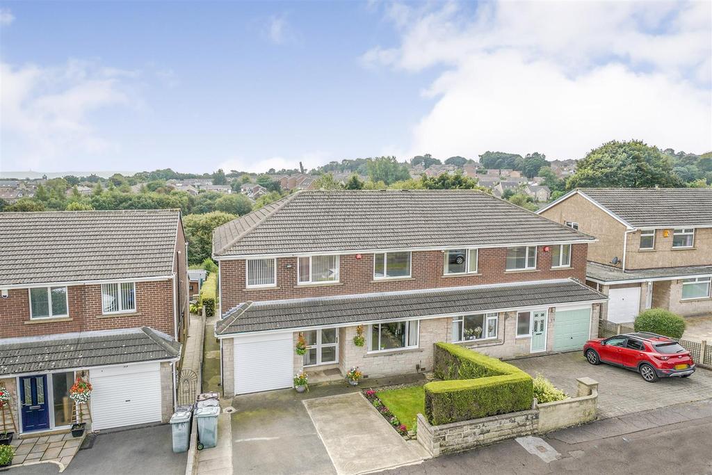 Briarlyn Avenue, Birchencliffe, Huddersfield 4 bed semidetached house