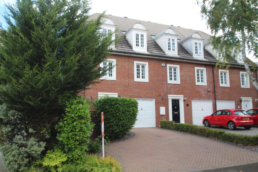 Rectory Garth, Rayleigh 4 bed semidetached house £600,000