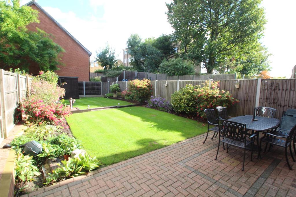 Rectory Garth, Rayleigh 4 bed semidetached house £600,000