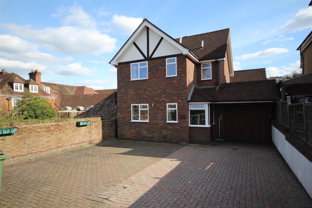 Farnham Road, Guildford 3 bed detached house £2,250 pcm (£519 pw)