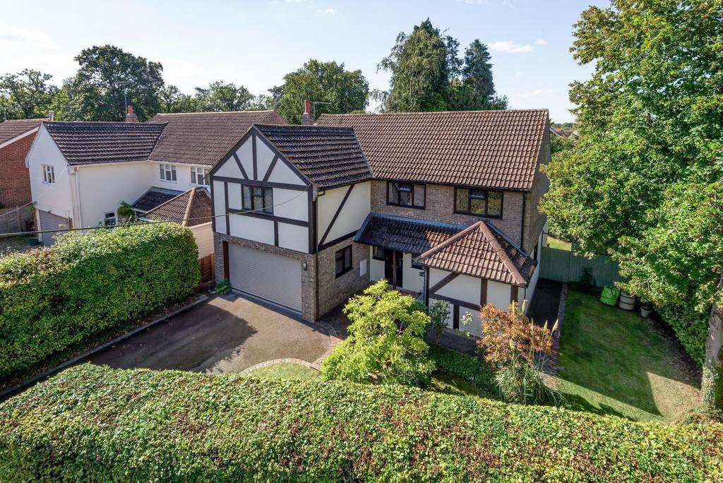 Hollis Wood Drive, Farnham, GU10 4 bed detached house £910,000