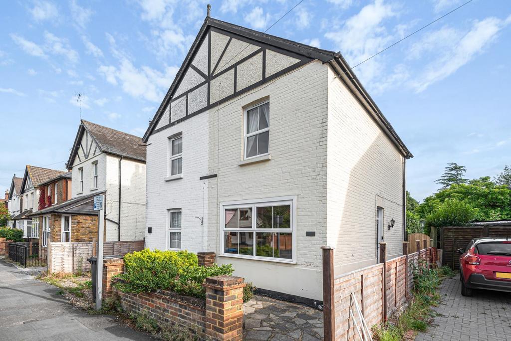 Station Road, West Byfleet, KT14 3 bed semidetached house £489,950