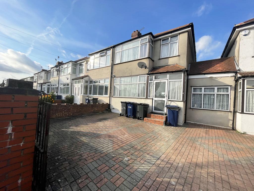 St Josephs Drive, Southall, UB1 3 bed end of terrace house £469,000