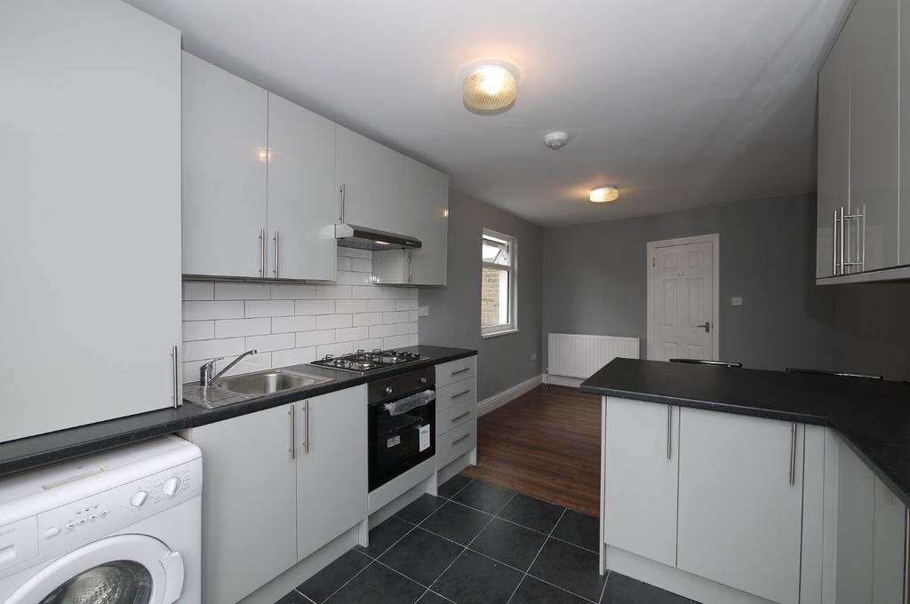 Disraeli Road, London, Greater London, E7 3 bed flat £1,700 pcm (£392 pw)