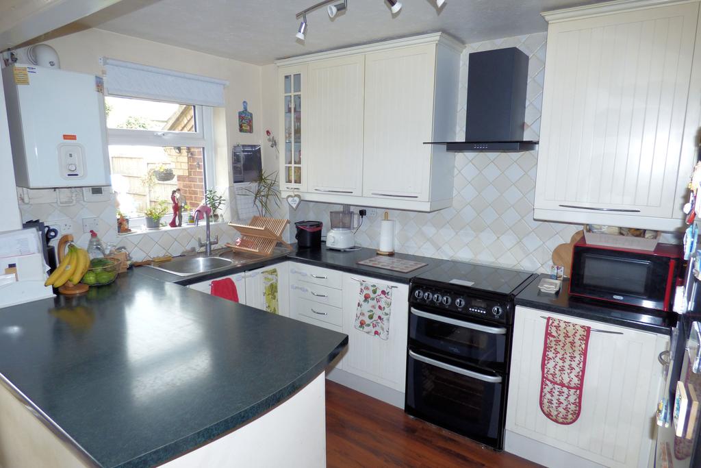 St Michaels Close, Aveley RM15 3 bed semidetached house £349,995