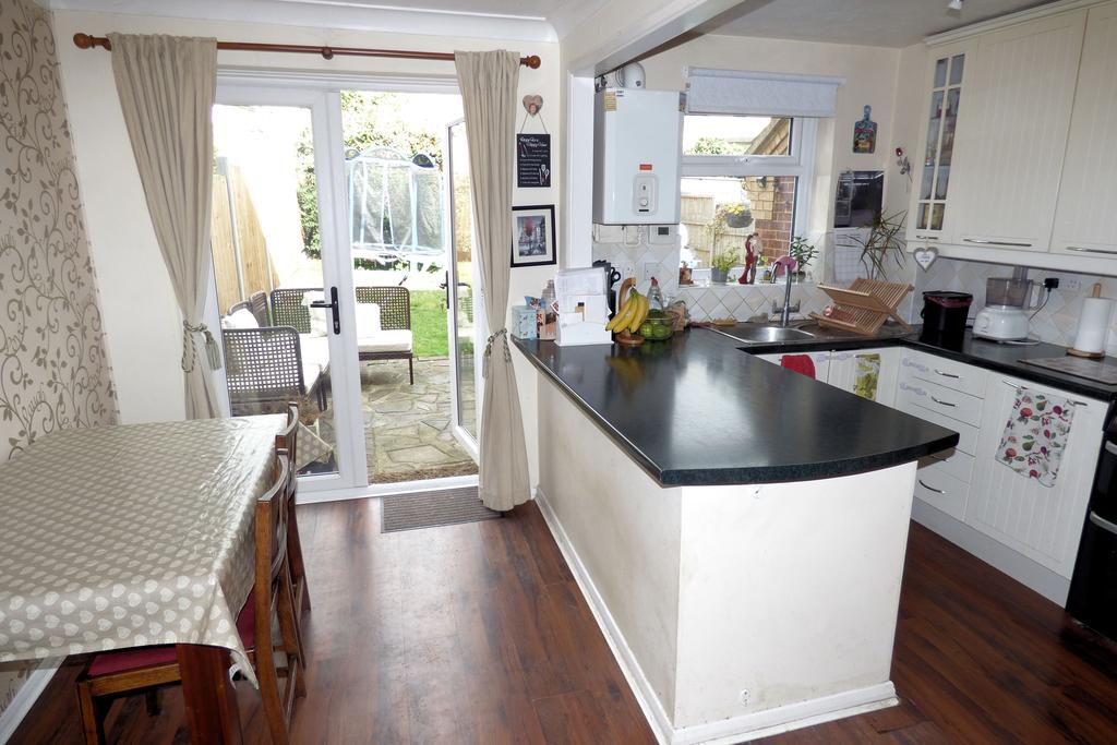 St Michaels Close, Aveley RM15 3 bed semidetached house £349,995