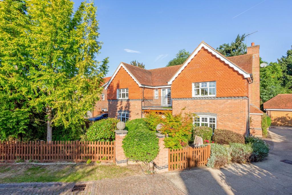 Willow Drive, Maidenhead, Berkshire, SL6 5 bed detached house £1,335,000