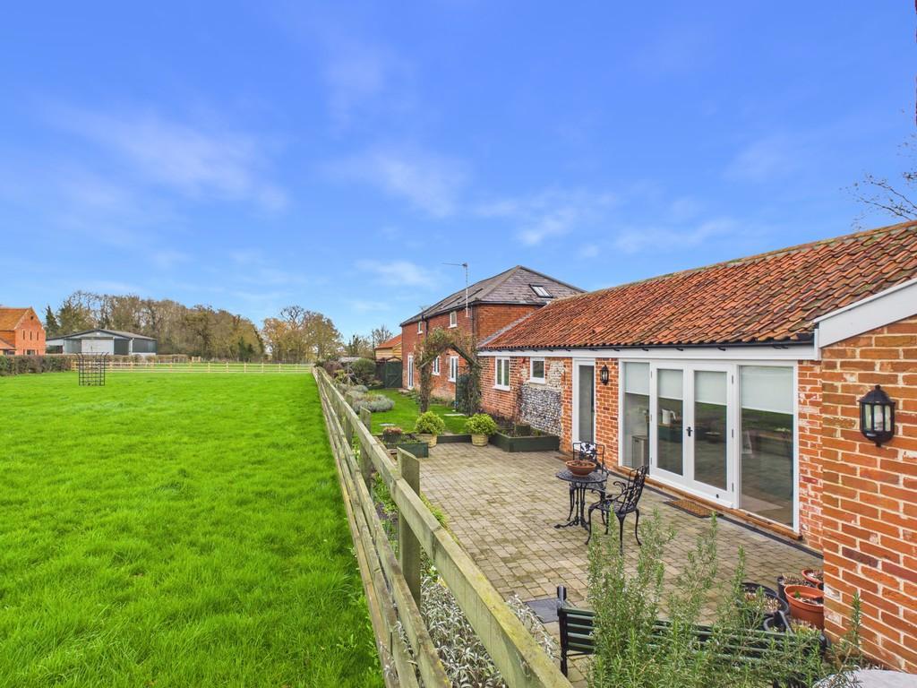 Whitehouse Farm Barn, Corton, NR32 5 LB - Rear Gard