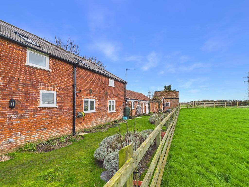 Whitehouse Farm Barn, Corton, NR32 5 LB- Rear Garde