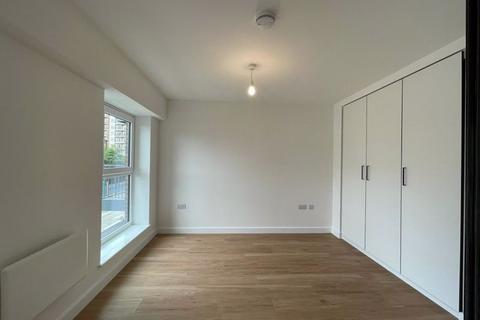 1 bedroom flat to rent, East Drive, London