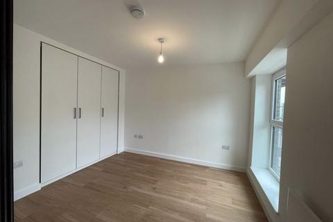 1 bedroom flat to rent, East Drive, London