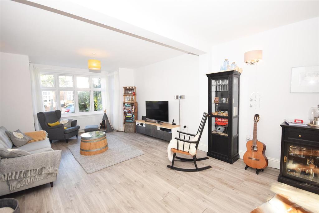 Chelwood Gardens, Kew 5 bed semidetached house £5,750 pcm (£1,327 pw)