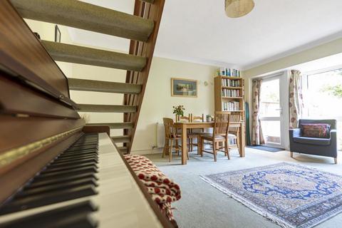 30 Bladon Close, Guildford, GU1 1TY