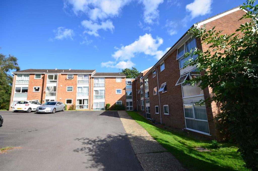 Hale Court, Farnham 2 bed flat £220,000