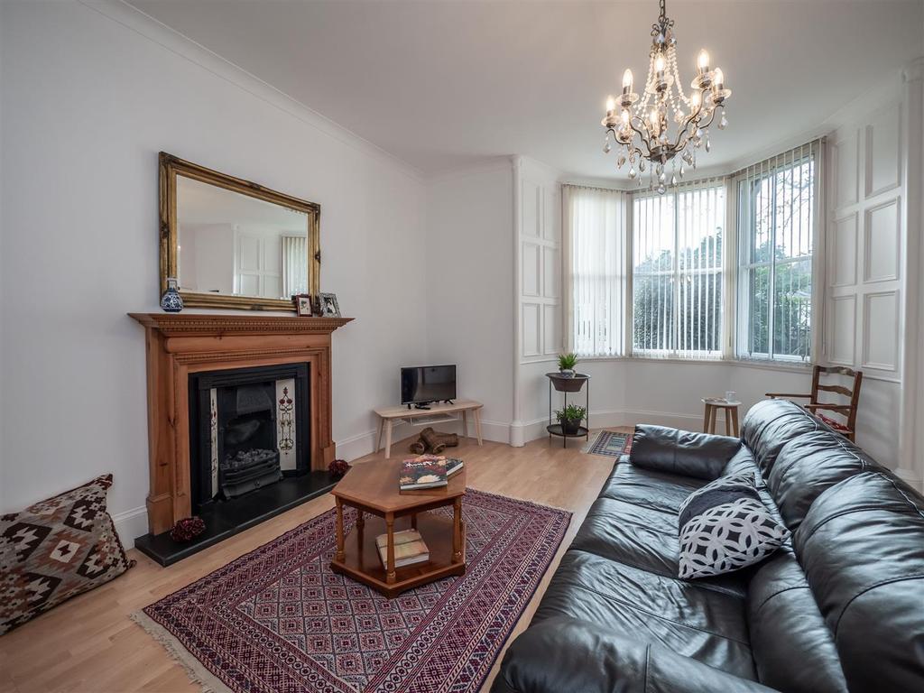 59 Lochend Road, Edinburgh, EH6 8DQ 2 bed ground floor flat £300,000