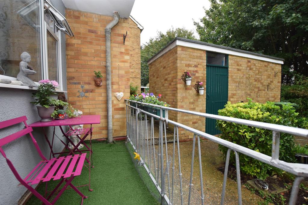 St. Helens Court, Hastings 2 bed flat £200,000