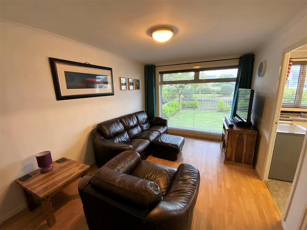 Glebe Place, Kinghorn, Burntisland, KY3 2 bed semidetached bungalow £164,950