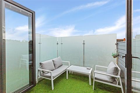 20d Yukon Road, London, SW12 9PU