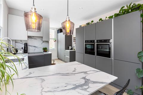 20d Yukon Road, London, SW12 9PU